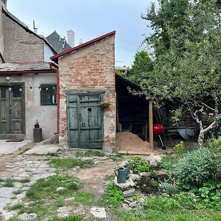 Сasa de vacaciones House With Charming Garden